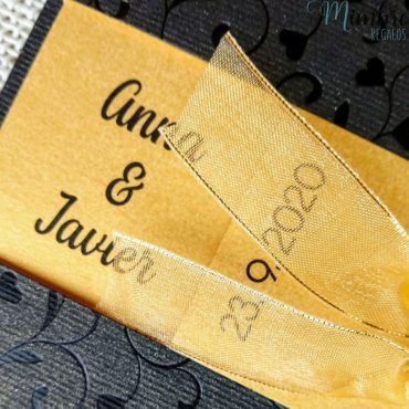 invitacion-de-boda-negro-dorado-lazo-ventana-corazon-romantica