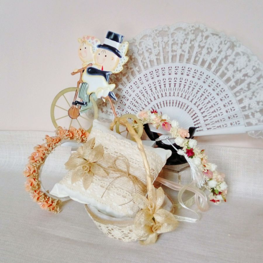 novios bici antigua, cestas arras, coronas, abnicos, complementos