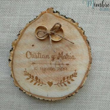 tronco porta-anillos rústico con grabación para bodas