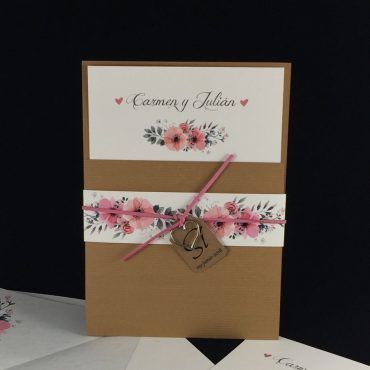 invitacion-de-boda-flor-romantica-forro-marron-corazon
