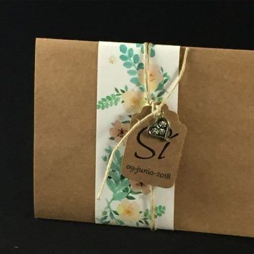 invitacion-de-boda-moderna-original-forro-flor-kraft
