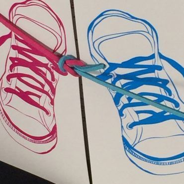 invitacion-de-boda-original-zapatilla-cordon-moderna