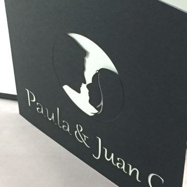 invitacion-de-boda-tarjeta-elegante-negro-silueta-perfil-novio-novia