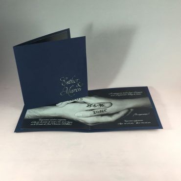 invitacion-de-boda-tarjeta-clasica-elegante-foto-original-azul-mano
