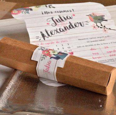 39813, invitación, boda, cardnovel, estilo, pergamino, con, caja, cilíndrica, flores, novios, pájaros