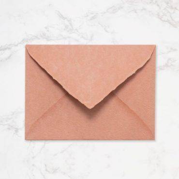 sobre artesanal coral peach o melocotón para invitaciones de boda