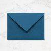 Sobre artesanal azul ultramar para invitaciones de boda en C5