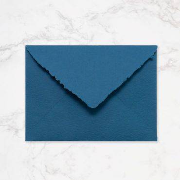Sobre artesanal azul ultramar para invitaciones de boda en C5