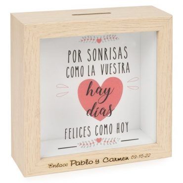 hucha de madera grabada