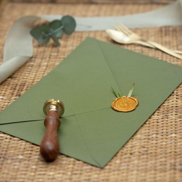 Sobre C5 verde oliva para invitaciones de boda