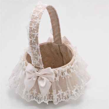cesta rústica con blonda blanca