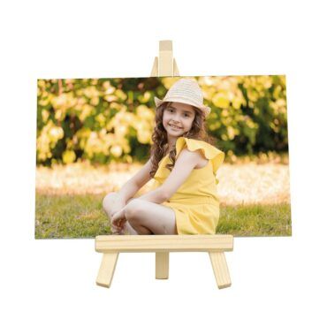 foto niña comunión en atril de madera