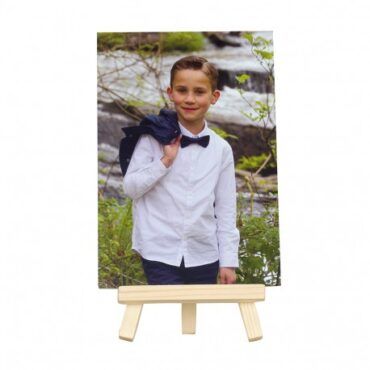 foto niño comunión en atril de madera